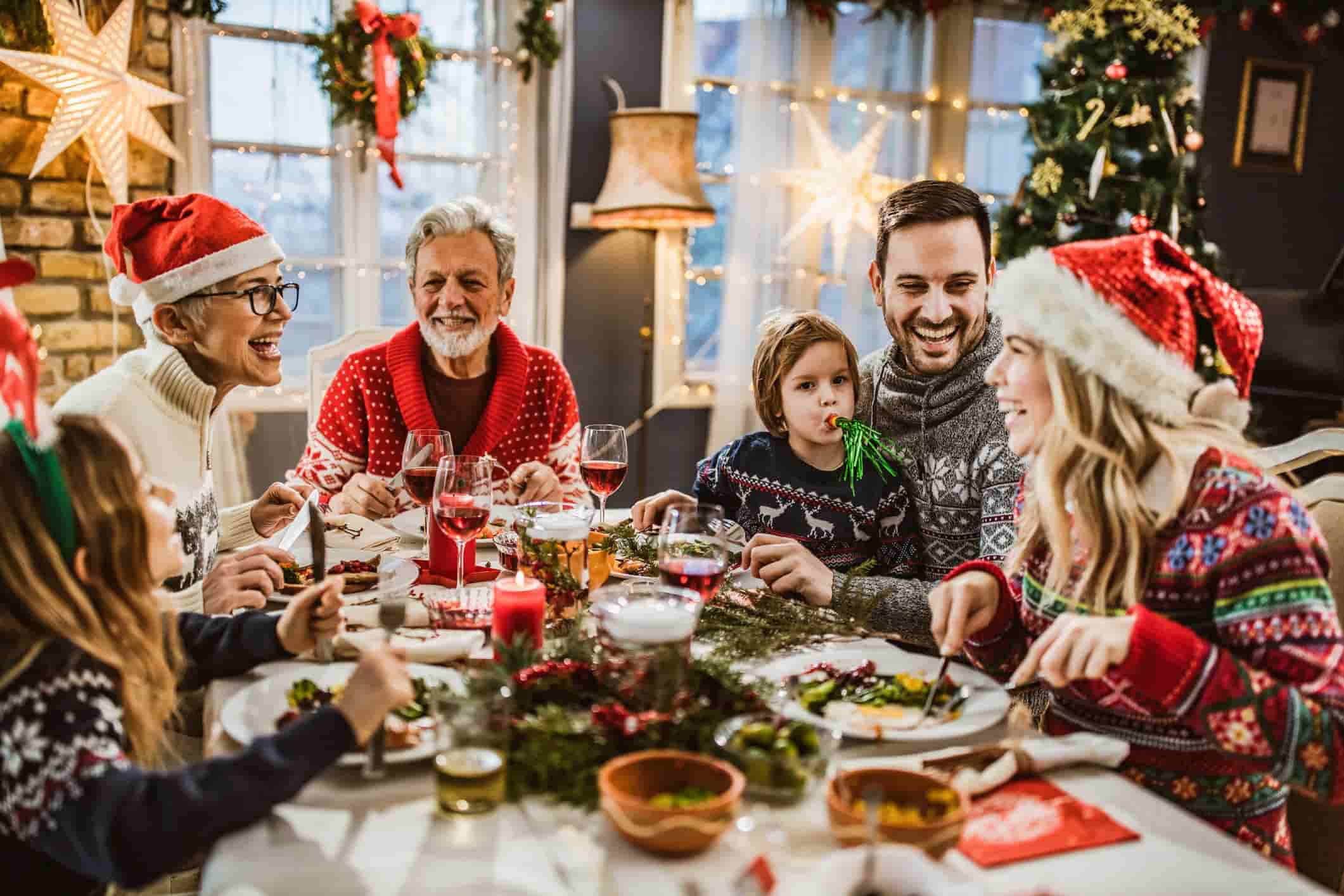 Una familia en la mesa comiendo en Navidad